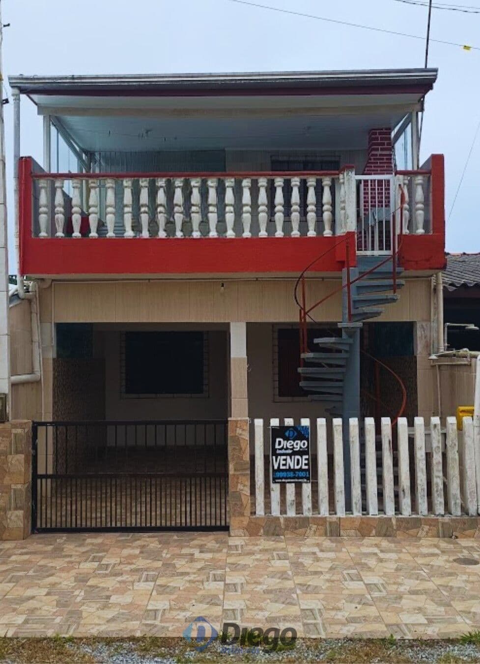 SOBRADO EM PRAIA DE LESTE Á 4 QUADRAS DA PRAIA