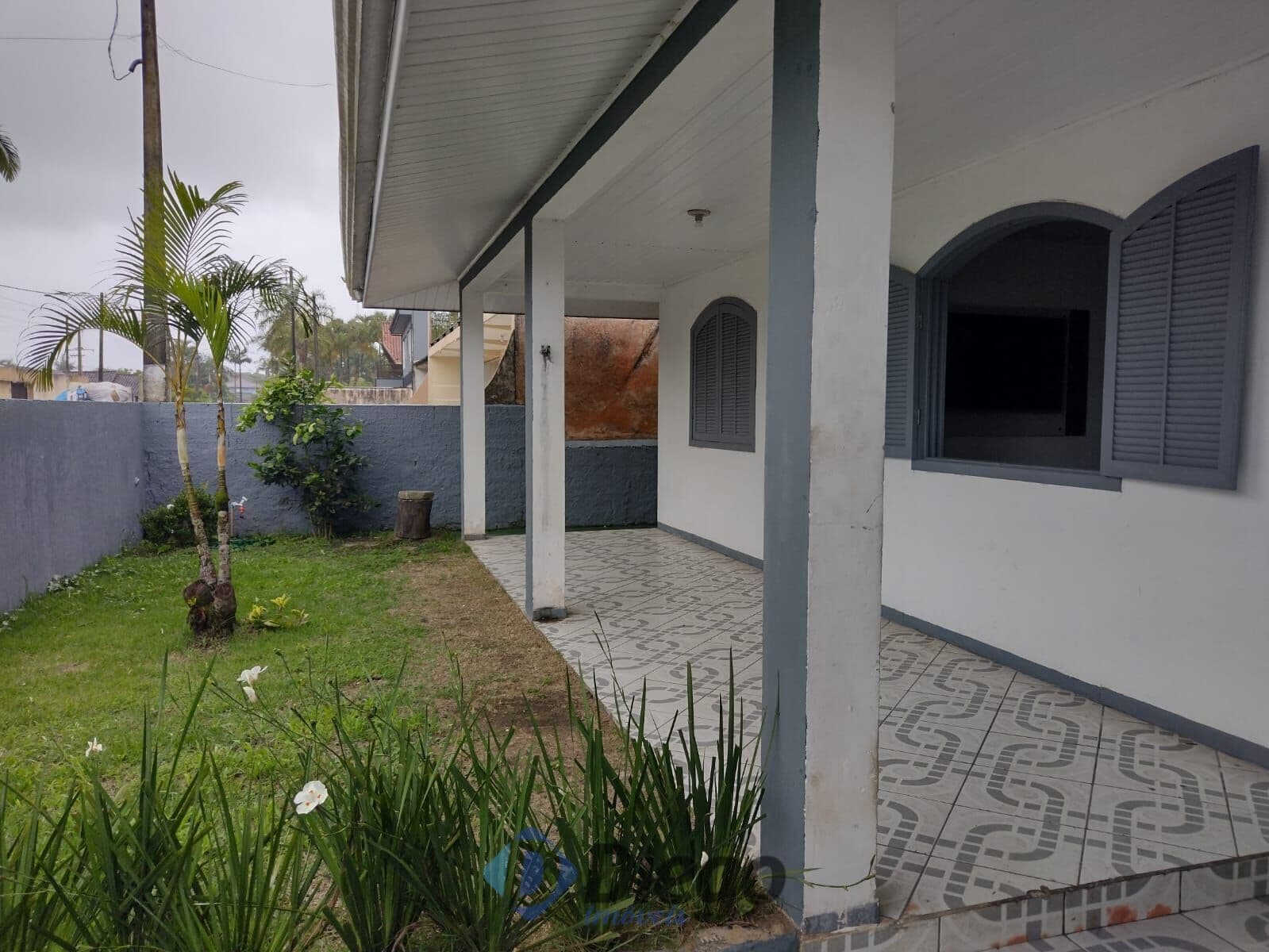 Casa grande no balneário Ipanema com espaço de terreno.