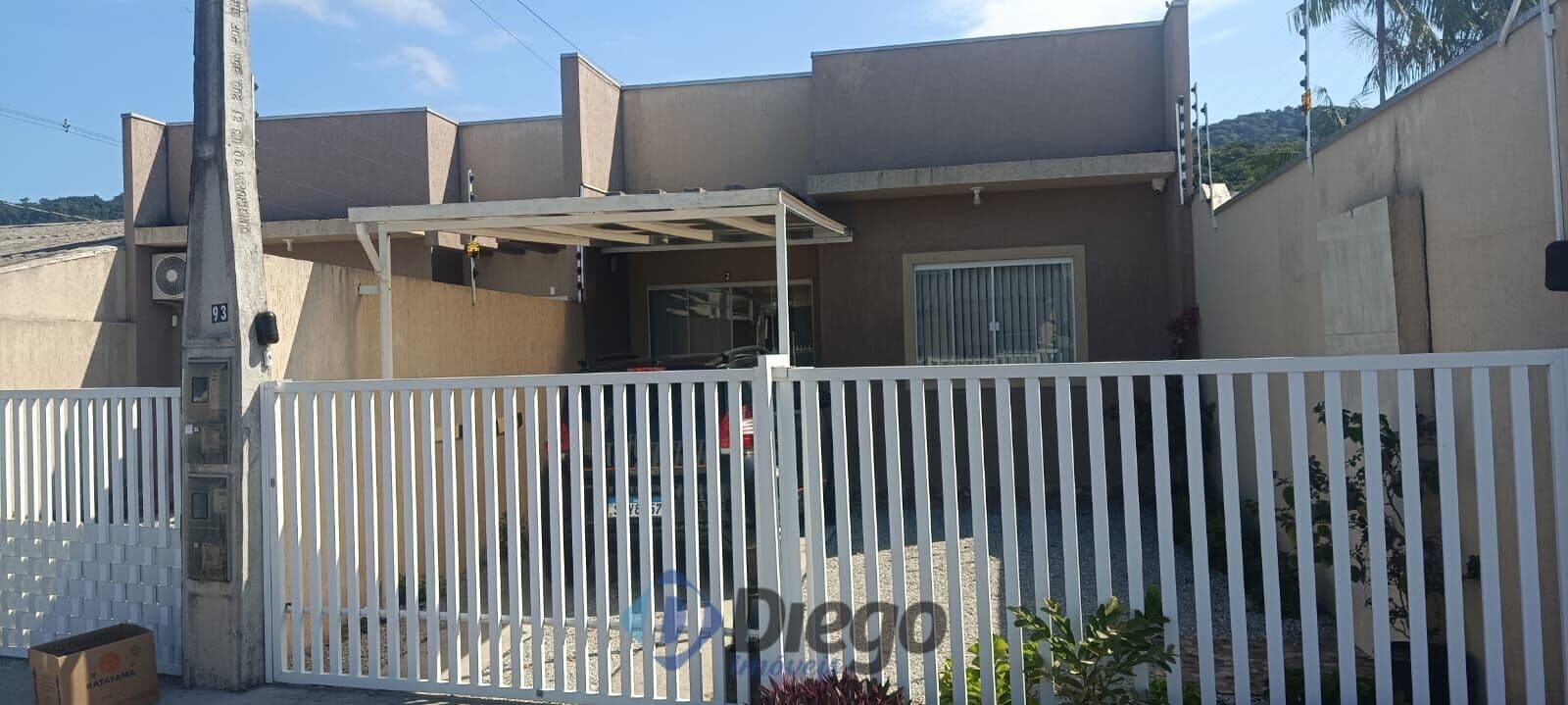 Casa à Venda com 3 quartos, 2 banheiros, 2 vagas e 83m²