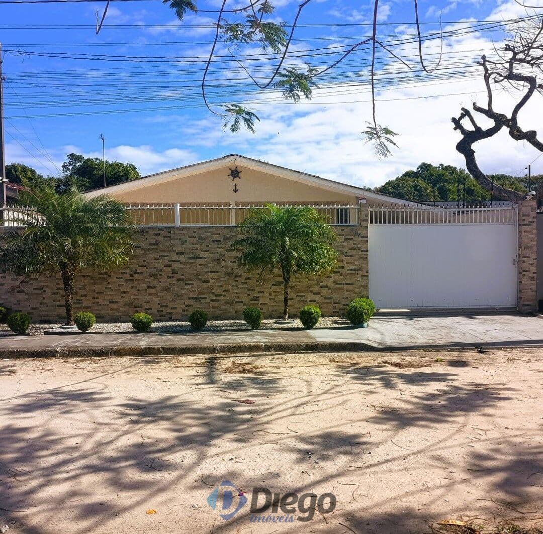Casa espaçosa com 06 quartos, piscina privativa e localização privilegiada em Praia de Leste
