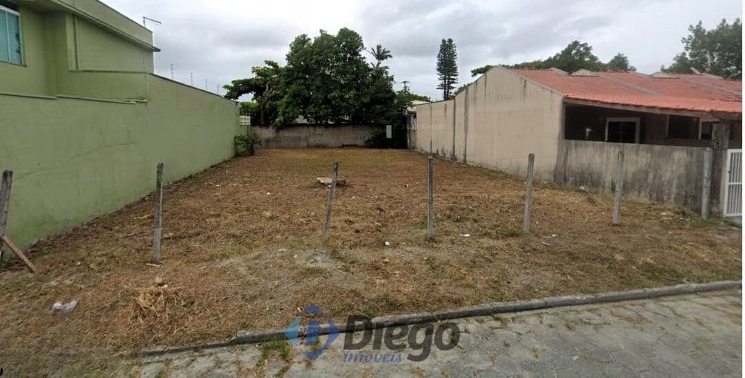 Terreno na quadra da praia pronto para construir
