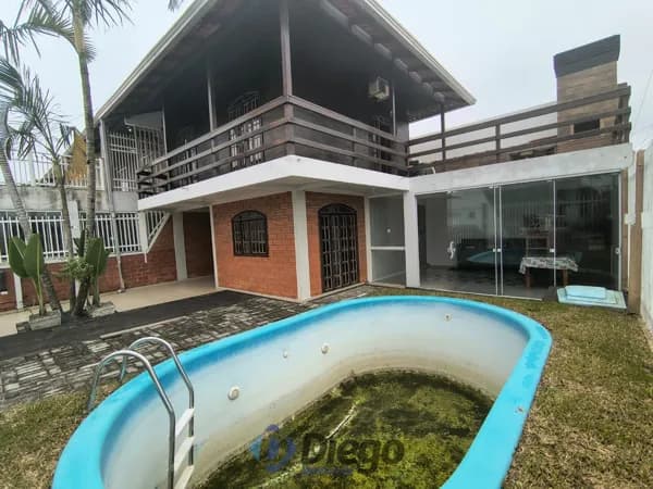 Sobrado pertinho da praia