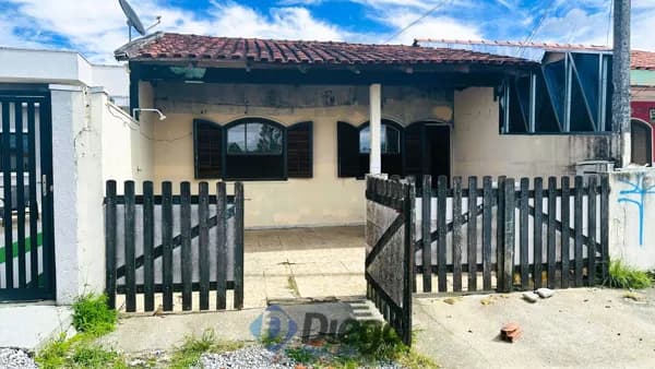 Casa a 200 metros do mar com potencial para moradia ou uso comercial!