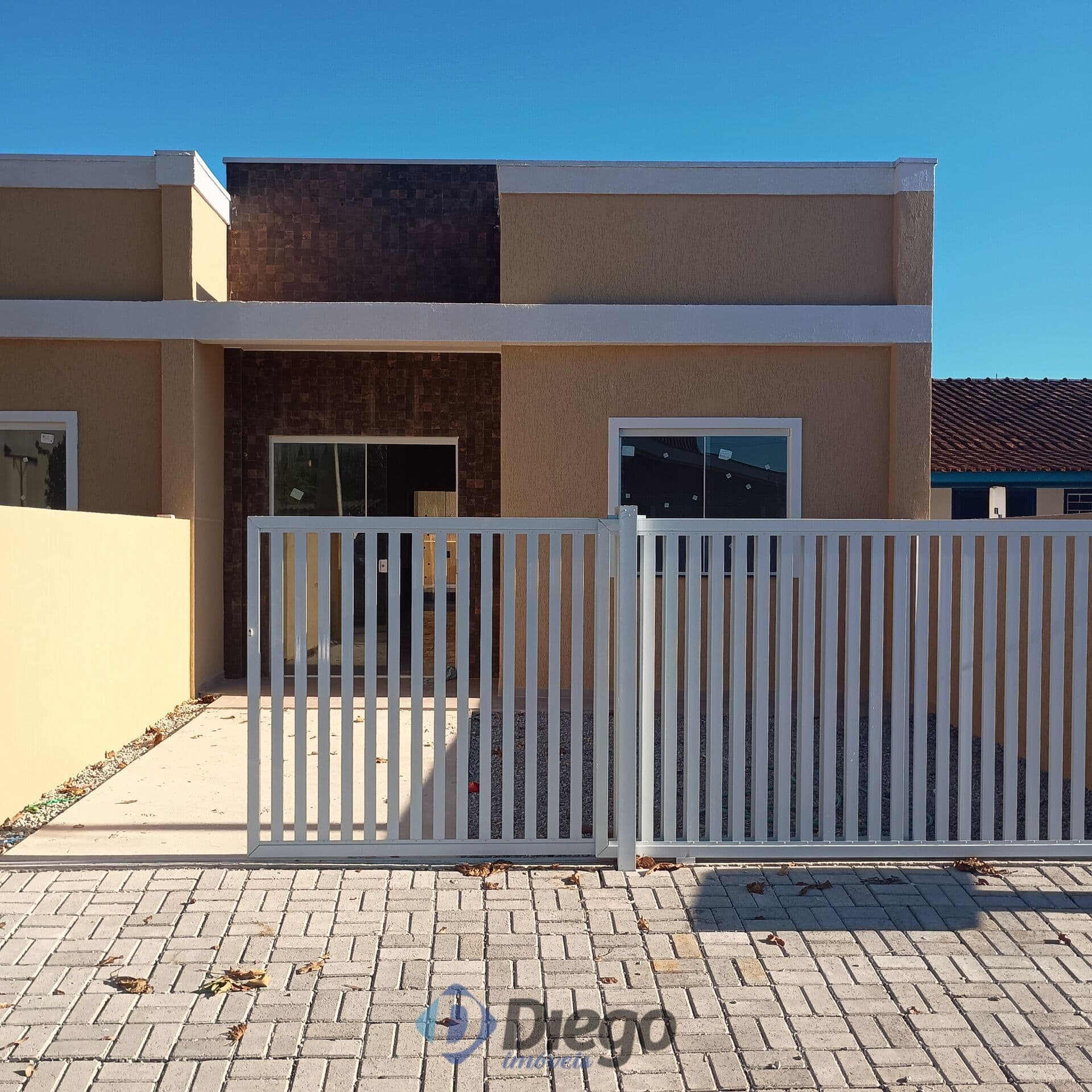 Casa com piscina na quadra do mar em Praia de Leste.