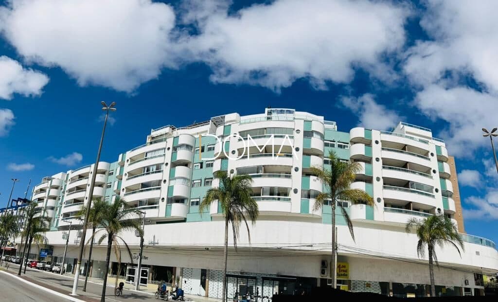Cobertura três quartos toda mobiliada próximo a tudo! Condomínio com total infraestrutura.