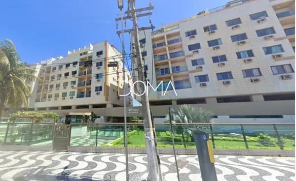 Prédio frente mar com piscina