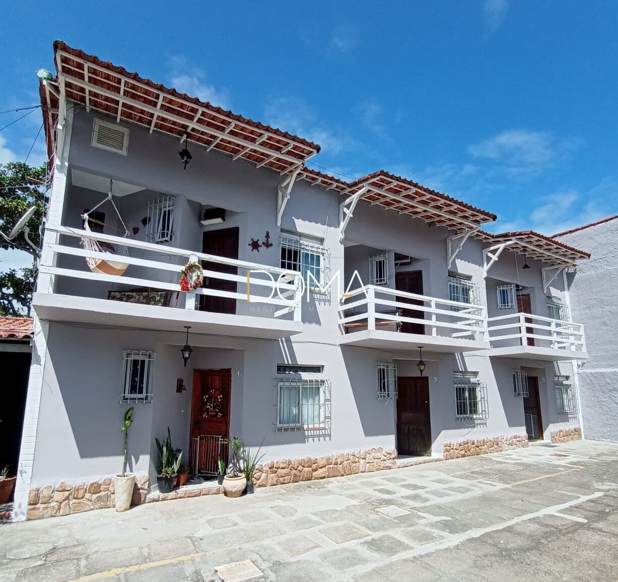 Casa duplex com 3 quartos na melhor localização do Braga! Condomínio com piscina.