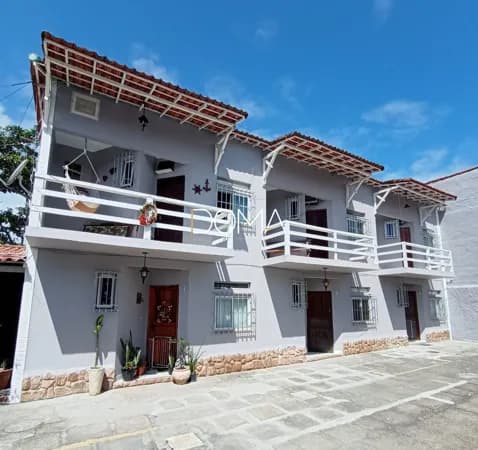Casa duplex com 3 quartos na melhor localização do Braga! Condomínio com piscina.
