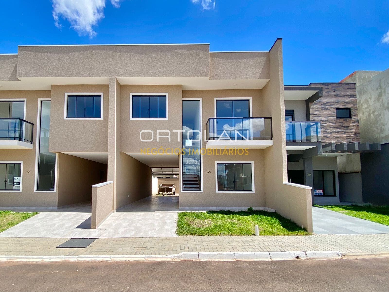 Sobrado em Condomínio 135 m² - 03 Dormitórios - Costeira - São José dos Pinhais - PR