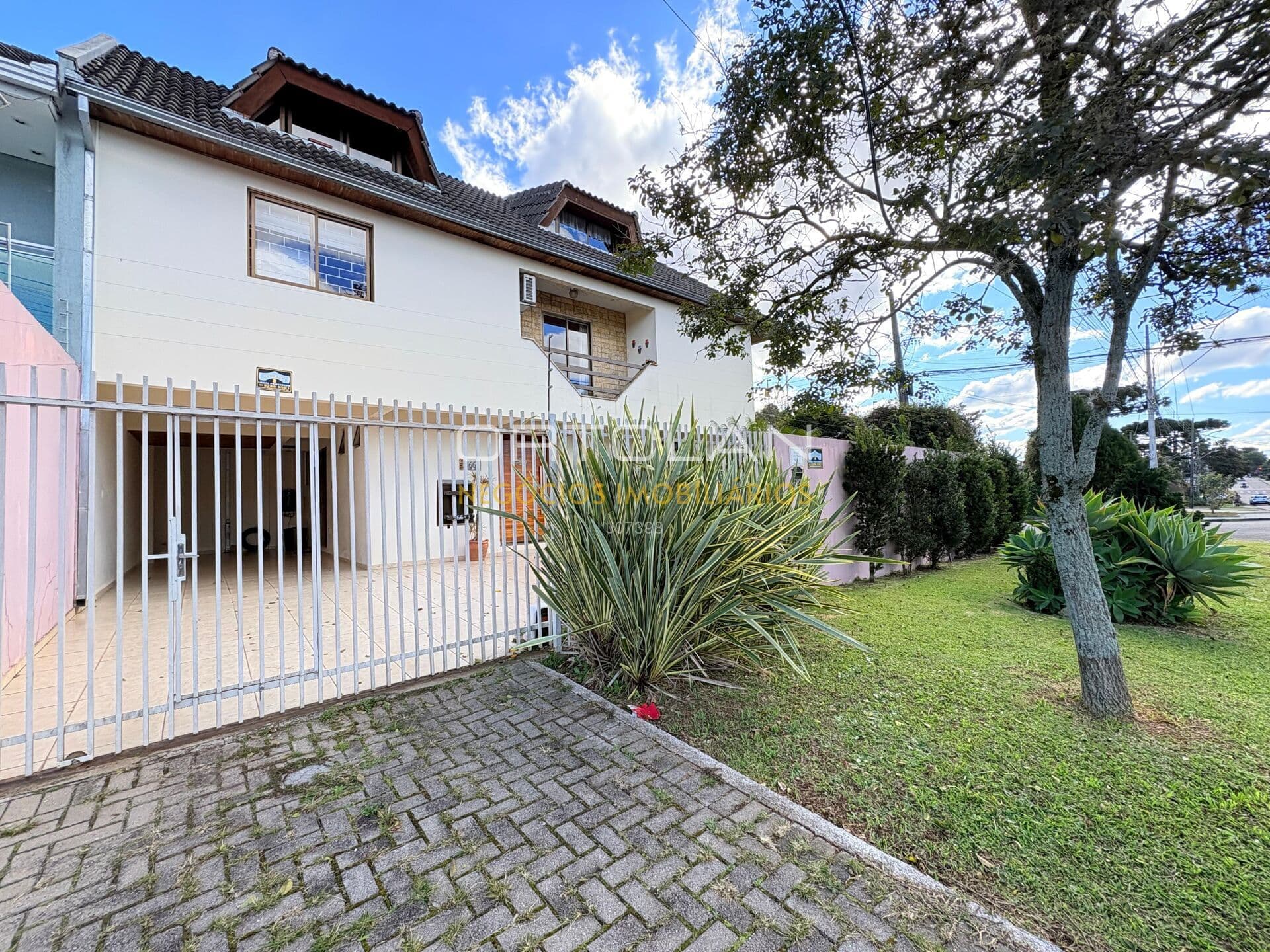 Sobrado com ático 275m² - 04 Dormitórios - Uberaba - Curitiba- PR