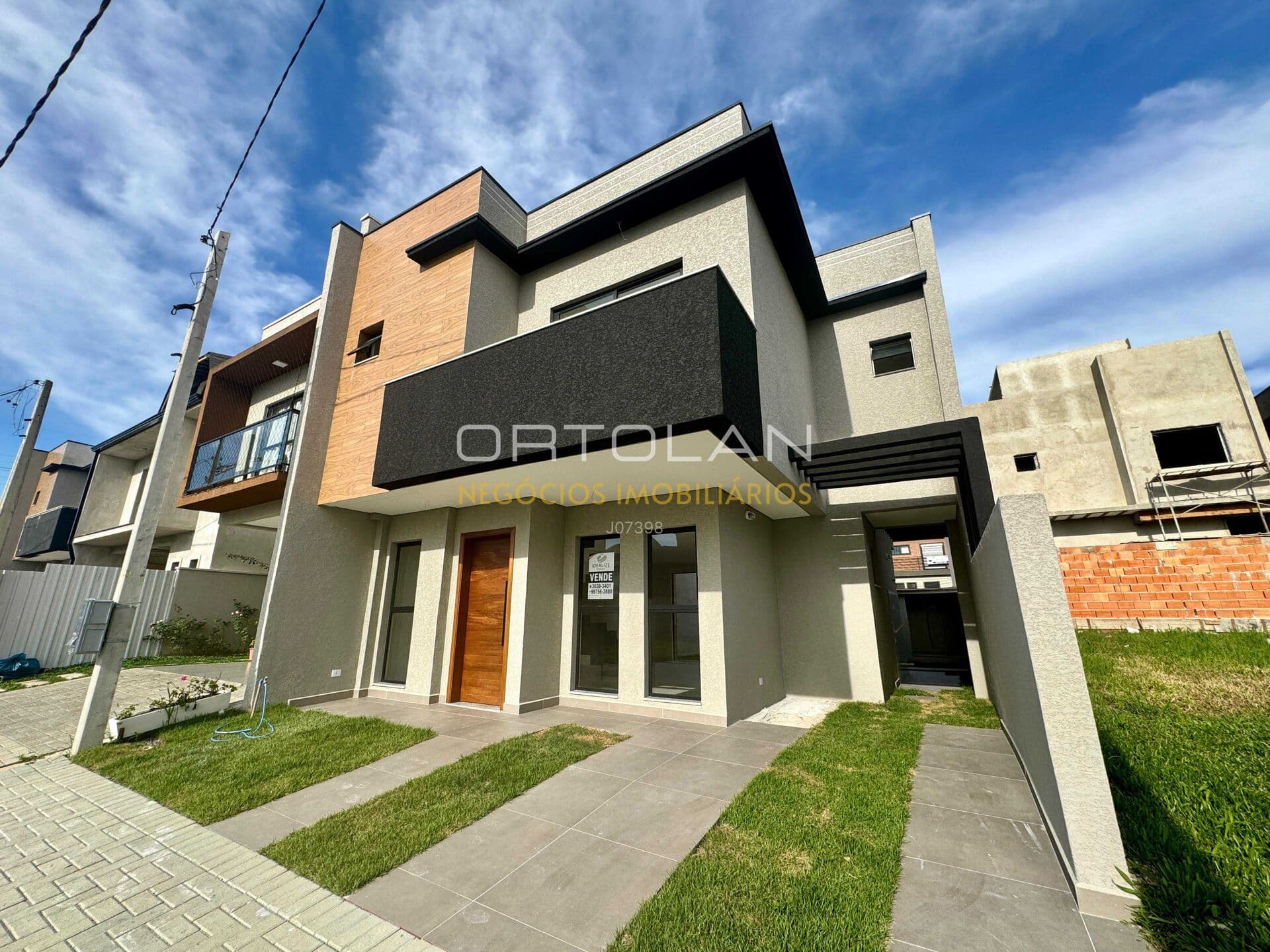 Sobrado em Condomínio - 03 Dormitórios - Costeira - São José dos Pinhais -PR