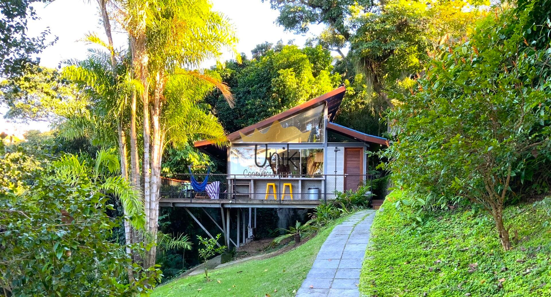 Venda em Santa Teresa - 2000m2, com 2 casas, uma moderna e nova e outra antiga, muito bem mantida.