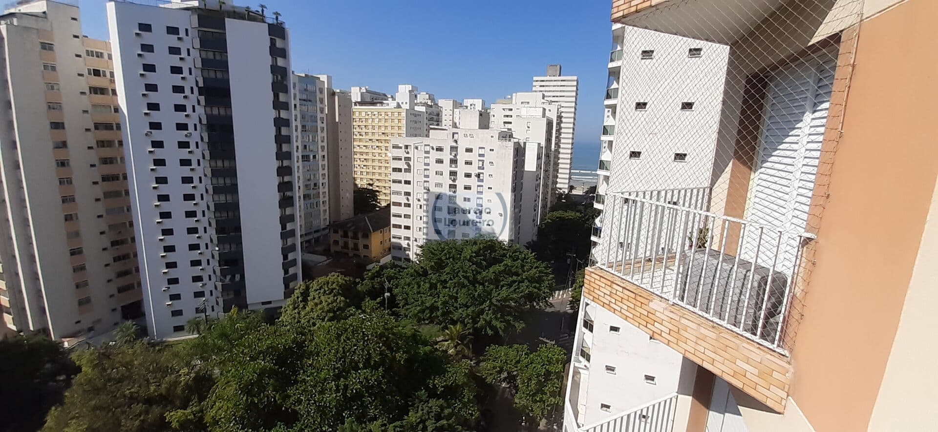 3 suítes com sacada e vista da praia