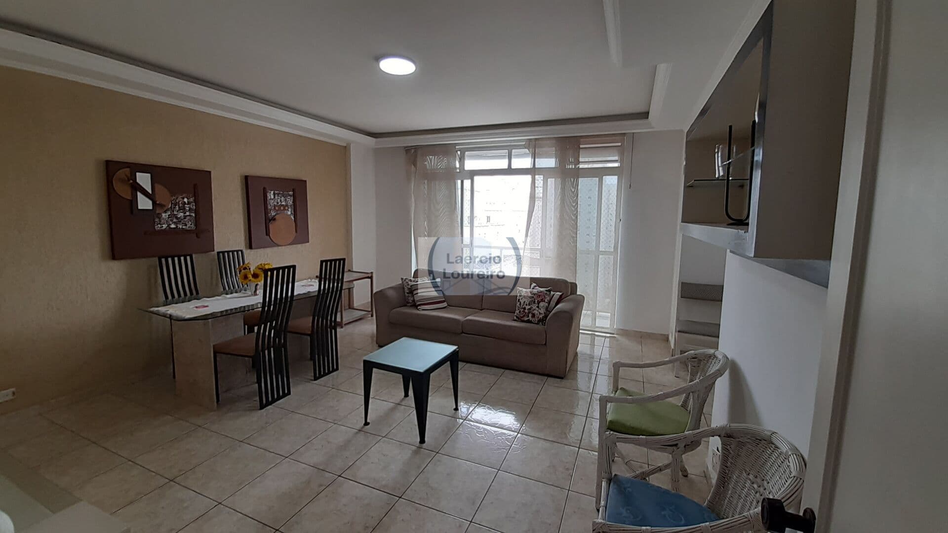 Apartamento em Pitangueiras com sacada e vista do mar
