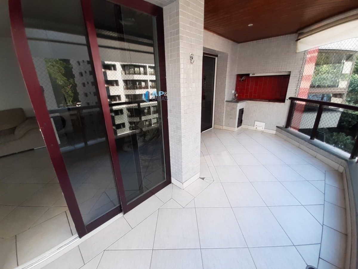 Apartamento com Varanda Gourmet e 2 Vagas de Garagem