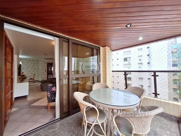 Apartamento com varanda e 2 vagas de garagem