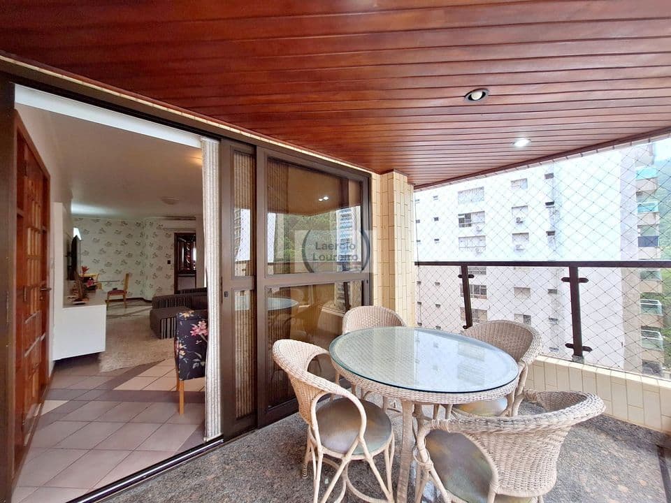 Apartamento com varanda e 2 vagas de garagem