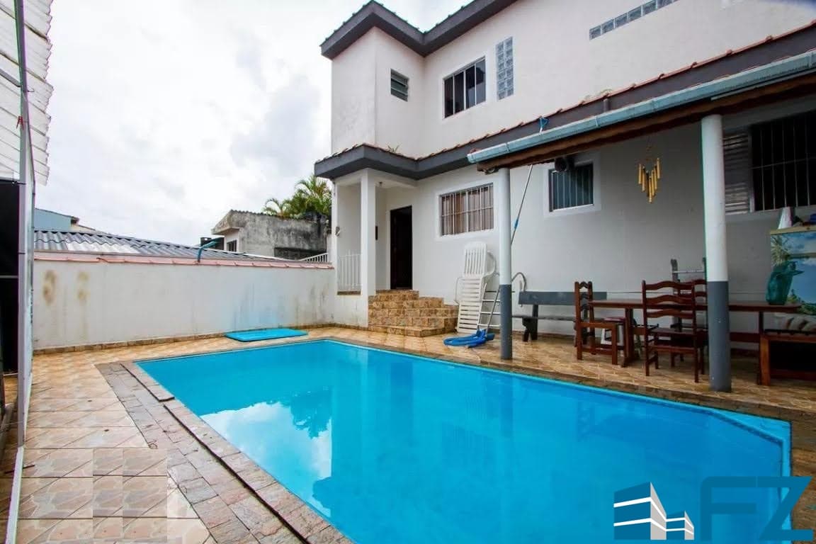 Térrea para venda possui 224 metros quadrados, piscina e área gourmet.