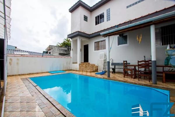 Térrea para venda possui 224 metros quadrados, piscina e área gourmet.