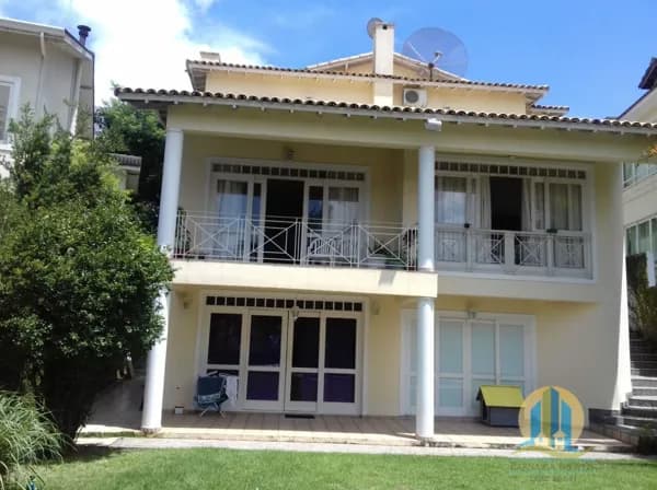 Casa em Condomínio à Venda em Santana de Parnaíba / SP