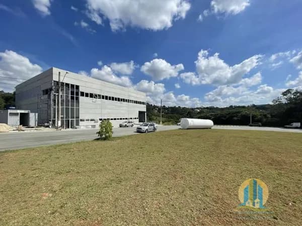 Pavilhão/Galpão LogísticoGalpão novo e moderno Construção 2022 Zoneamento ZM (Zona Mista) Pé-direito de 10,95 metros Energia trifásica 38,89 Kva Portão para caminhão com 4,07m de altura livre