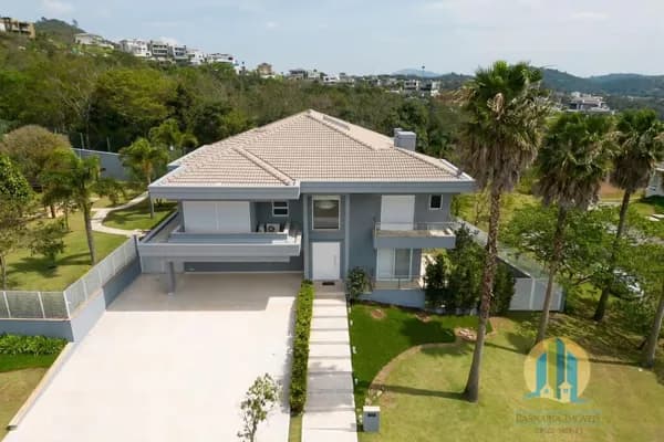 Casa em Santana de Parnaíba - Alphaville