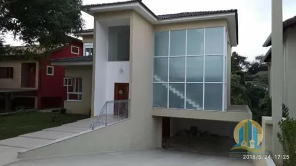 Casa em Condomínio à Venda em Santana de Parnaíba / SP