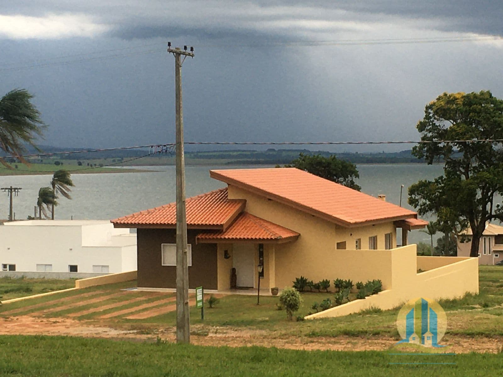 CASA À VENDA – VISTA PARA A REPRESA