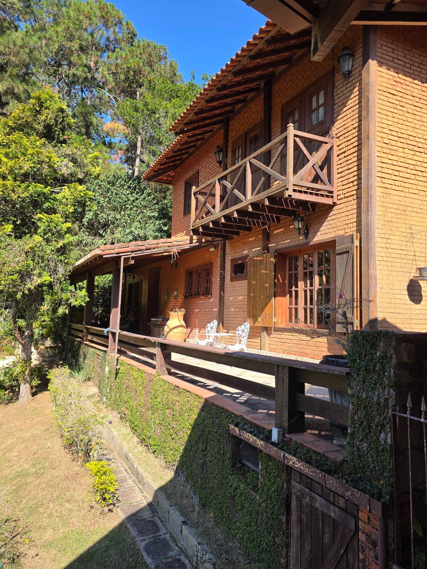 Casa com alma, lareira acesa e 3 suítes — o refúgio elegante que você merece viver
em Teresópolis