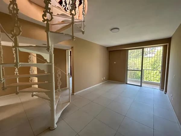 Cobertura à venda em Niterói-RJ, bairro Icaraí: 2 quartos, 1 suíte, 1 sala, 2 banheiros, 1 vaga, 120m². Confira!
