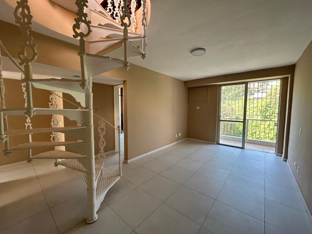 Cobertura à venda em Niterói-RJ, bairro Icaraí: 2 quartos, 1 suíte, 1 sala, 2 banheiros, 1 vaga, 120m². Confira!