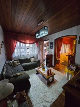 Casa Ampla com Duas Residências Independentes no Caxangá em Teresópolis