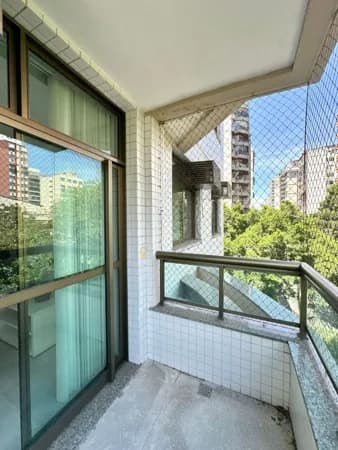 Apartamento com 2 quartos, sala ampla, cozinha espaçosa e 1 vaga de garagem à venda em Icaraí, Niterói-RJ.