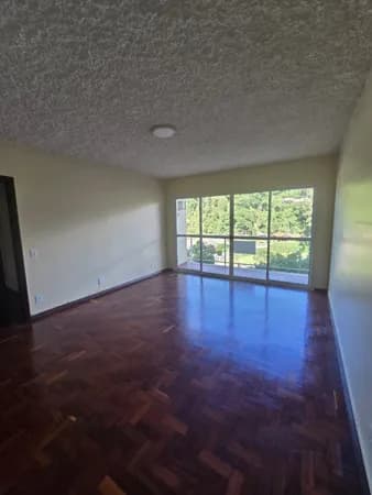 Apartamento reformado no Alto — localização valorizada e praticidade no dia a dia