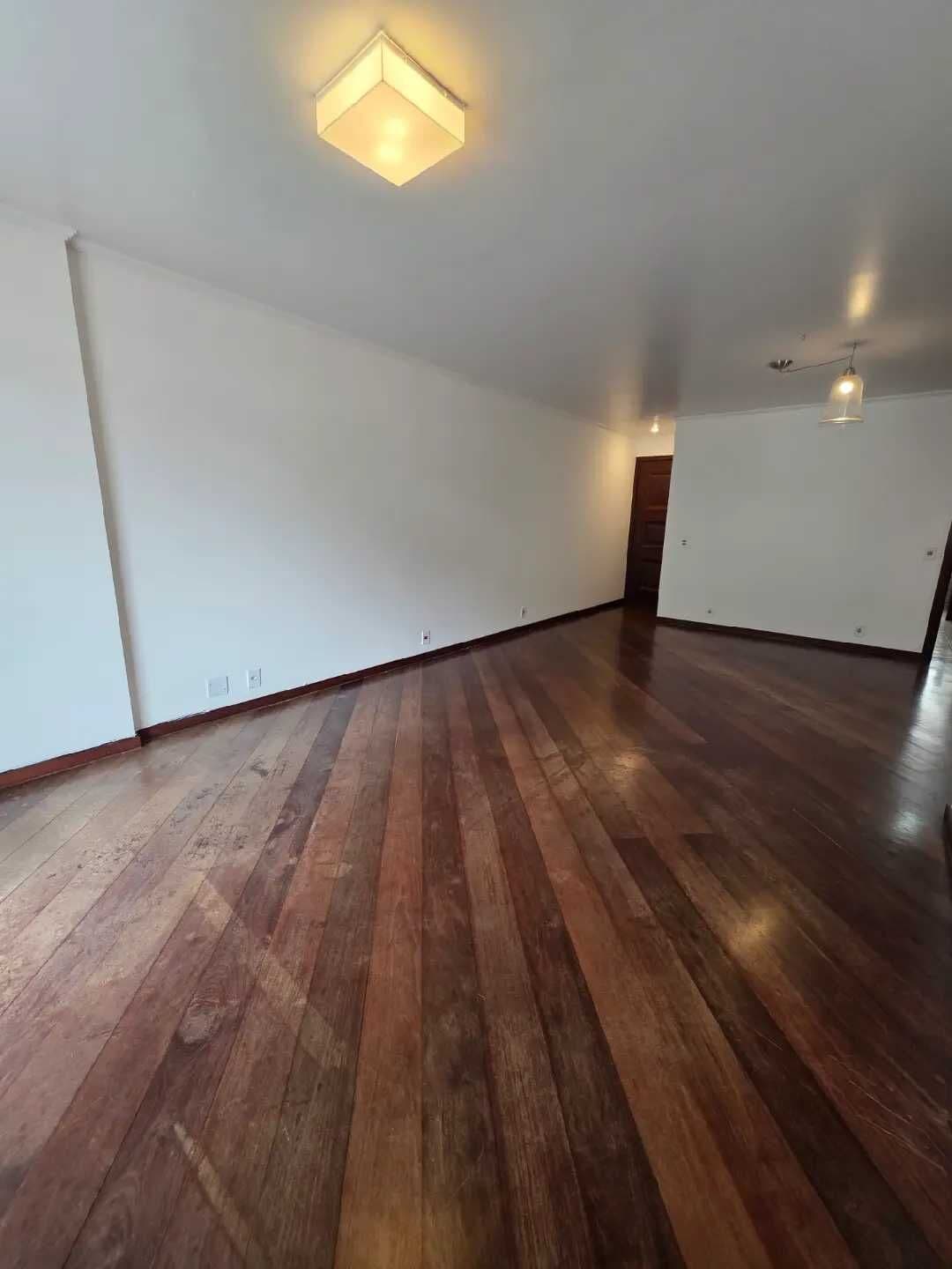 Apartamento amplo com varanda ,no bairro do Alto em Teresópolis