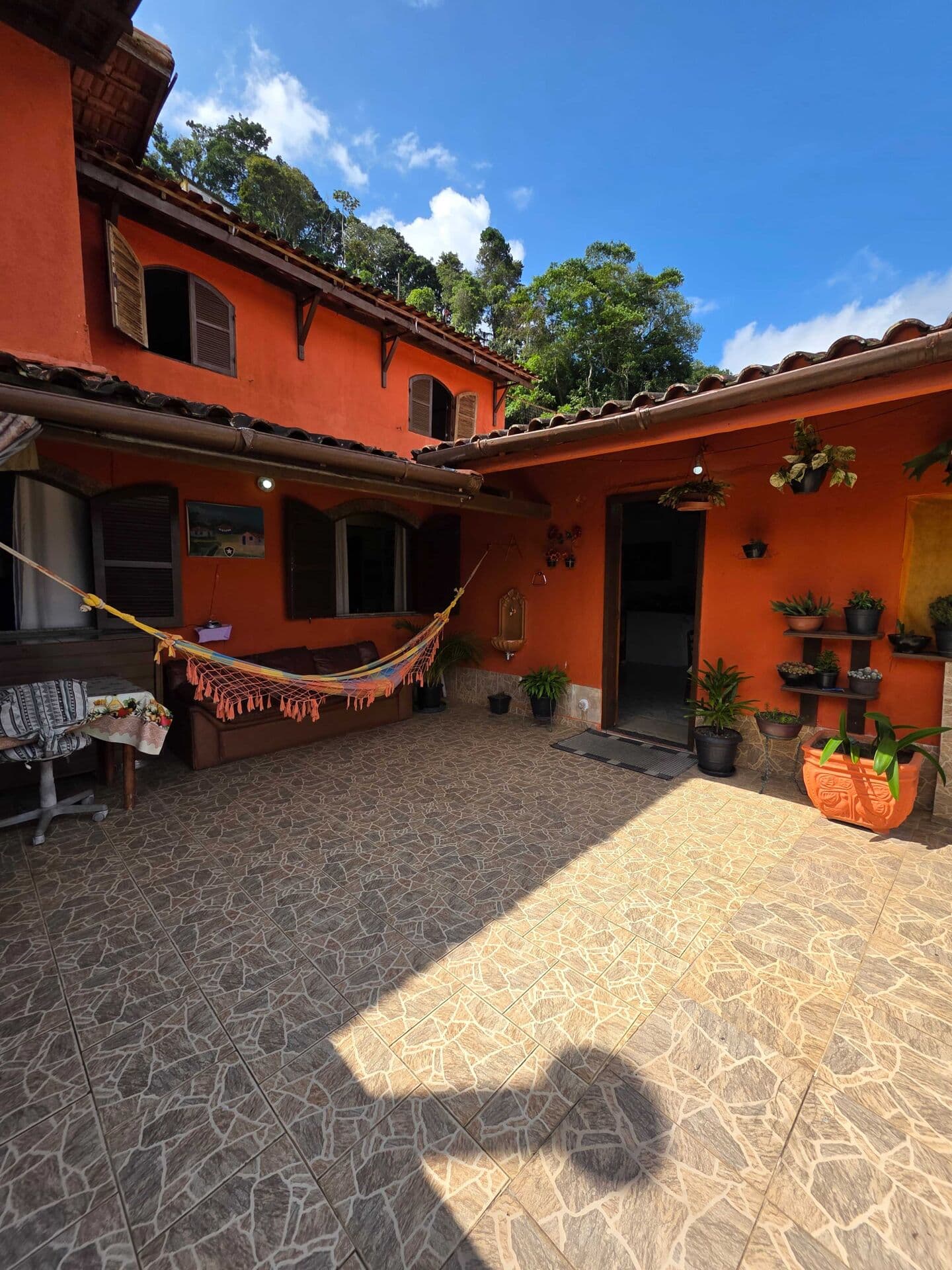 Casa TriplexEssa aqui não é só uma casa… é visão. É estratégia. É renda inteligente. Imagine um imóvel que não depende de uma única fonte… ele se multiplica.