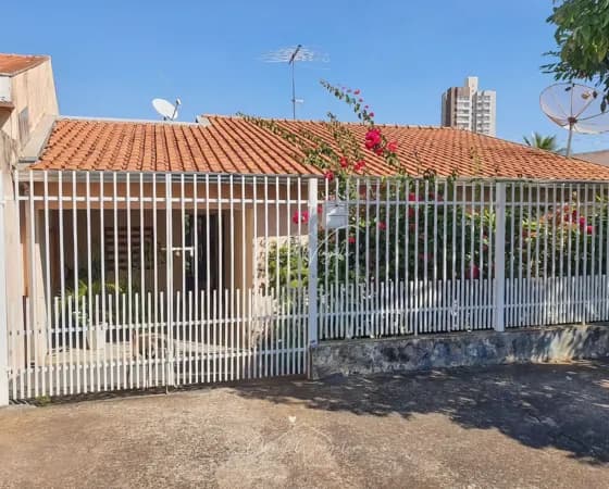 Casa com 2 salões separados - Parque Estoril