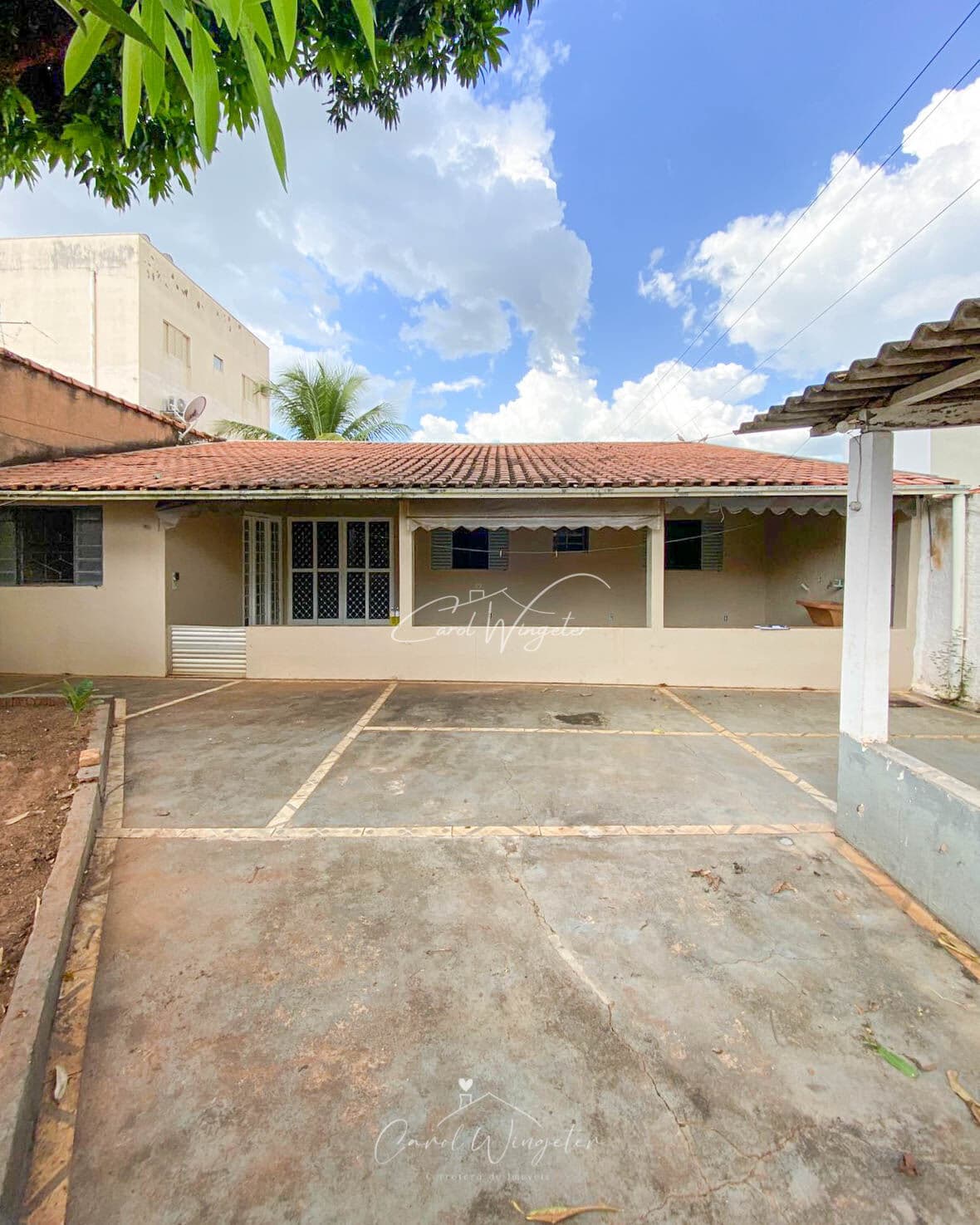 Casa com varanda e espaço externo