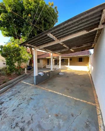 Casa com varanda e espaço externo
