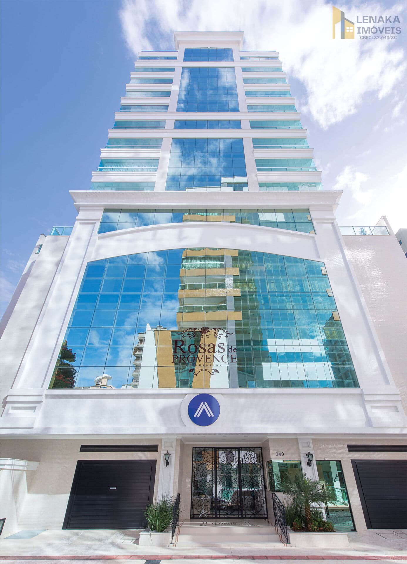 Apartamento 3 Suítes Mobiliado com 3 Vagas Meia Praia Itapema