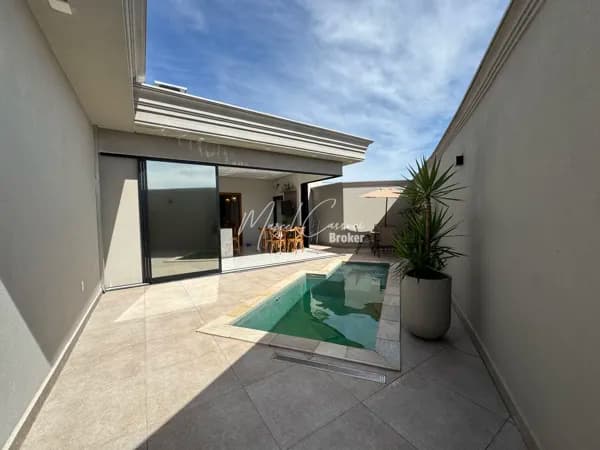 Belíssima casa à venda com 3 quartos, sendo 1 suíte com closet, piscina e com 187,78m²