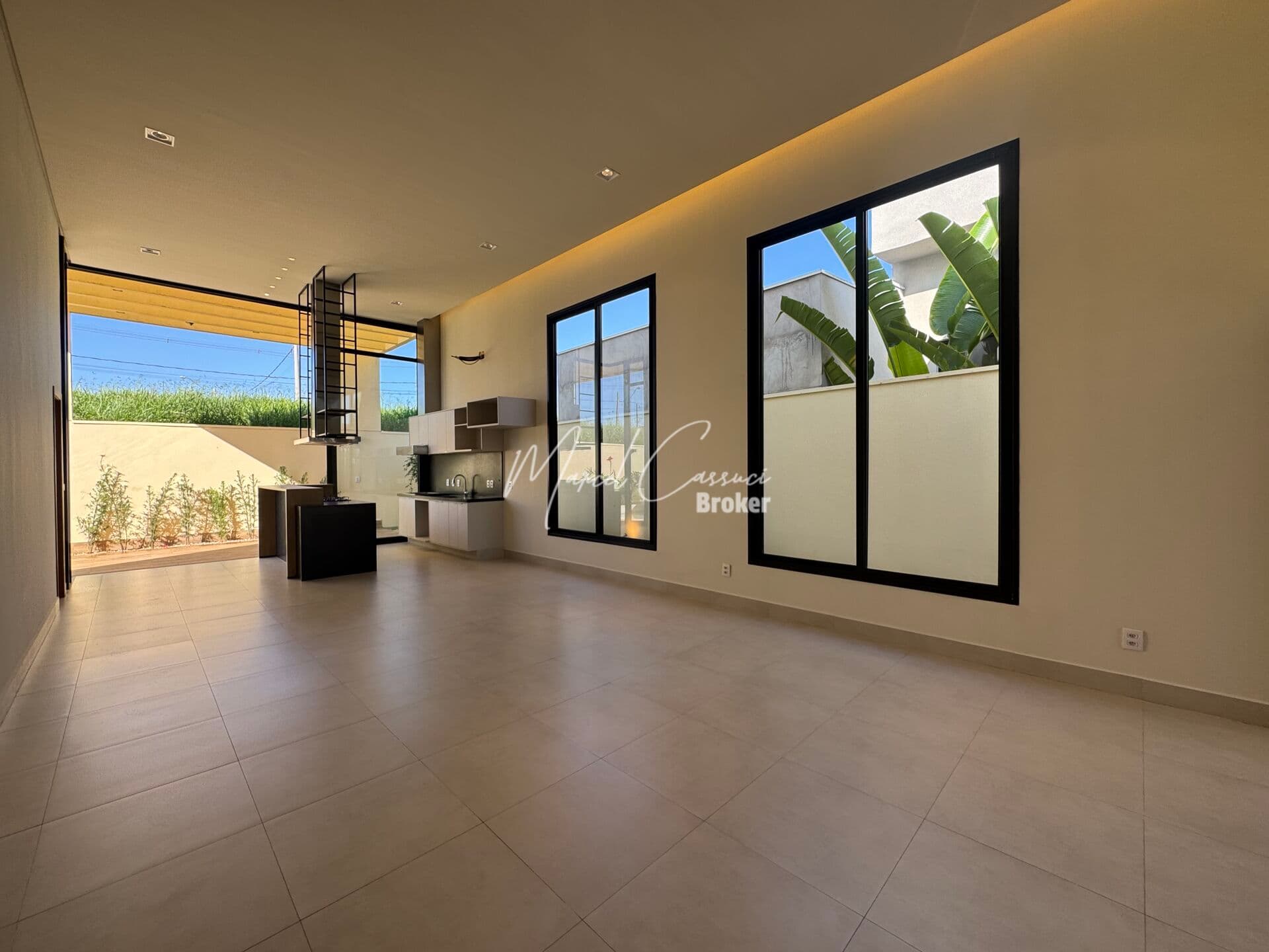 Belíssima casa à venda com 3 suítes, sendo 1 suíte máster com closet, piscina e com 166,00m²