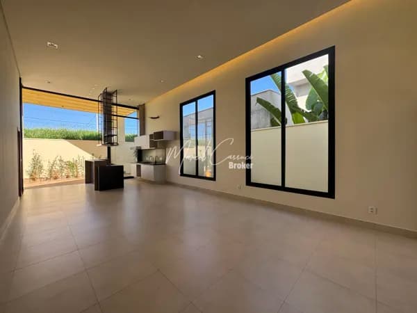 Belíssima casa à venda com 3 suítes, sendo 1 suíte máster com closet, piscina e com 166,00m²