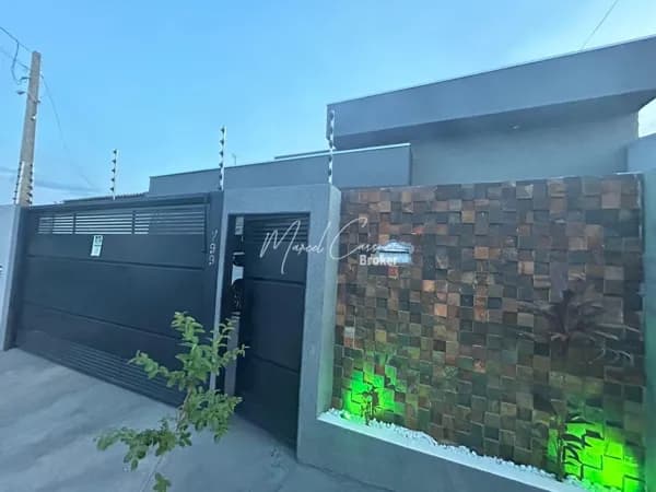 Casa à venda com 2 suítes sendo 1 com closet, varanda gourmet e piscina.