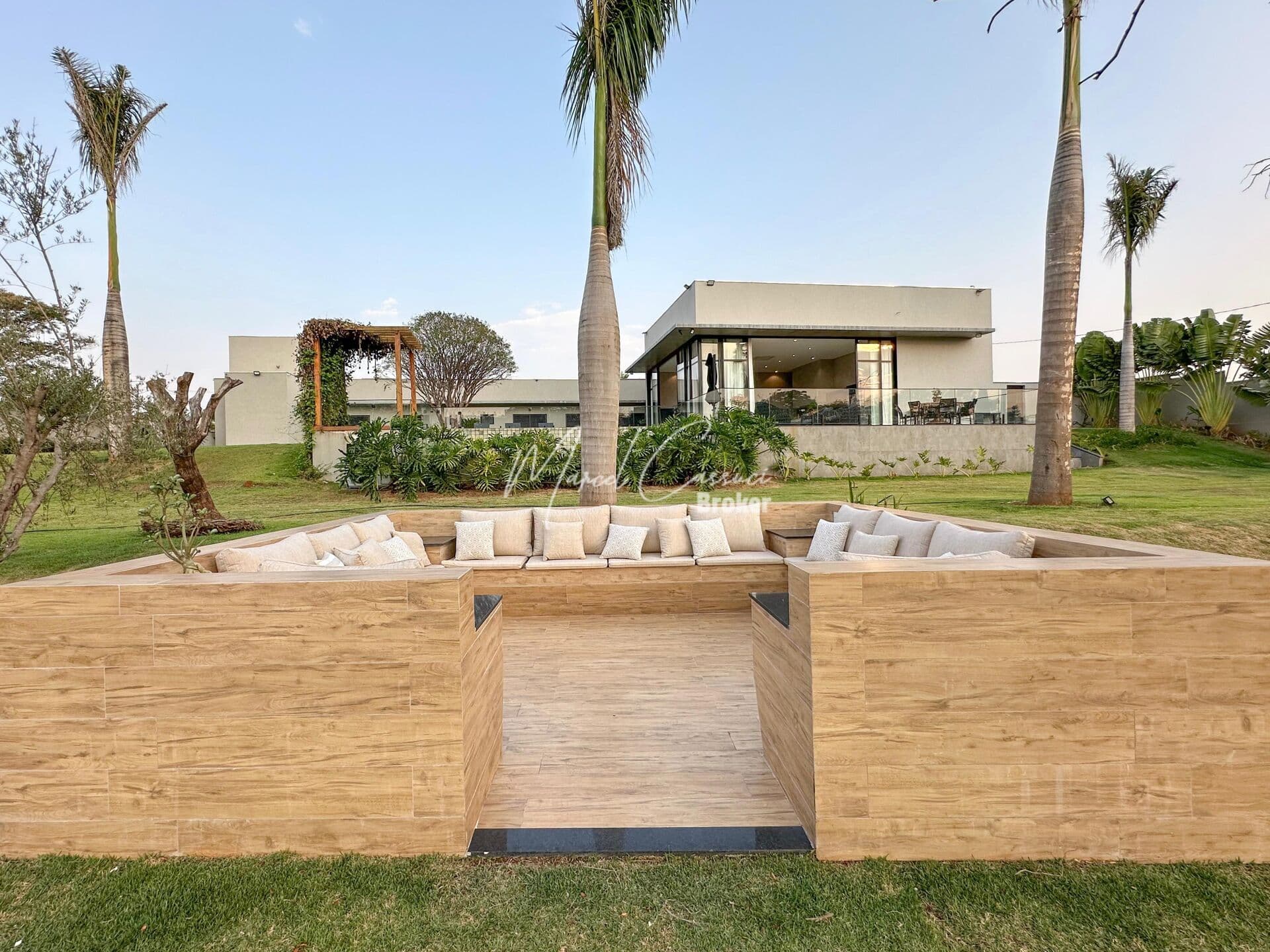 Belíssima chácara à venda com 3 suítes, sendo 1 suíte máster com closet, área Gourmet, piscina com borda infinita e aquecida