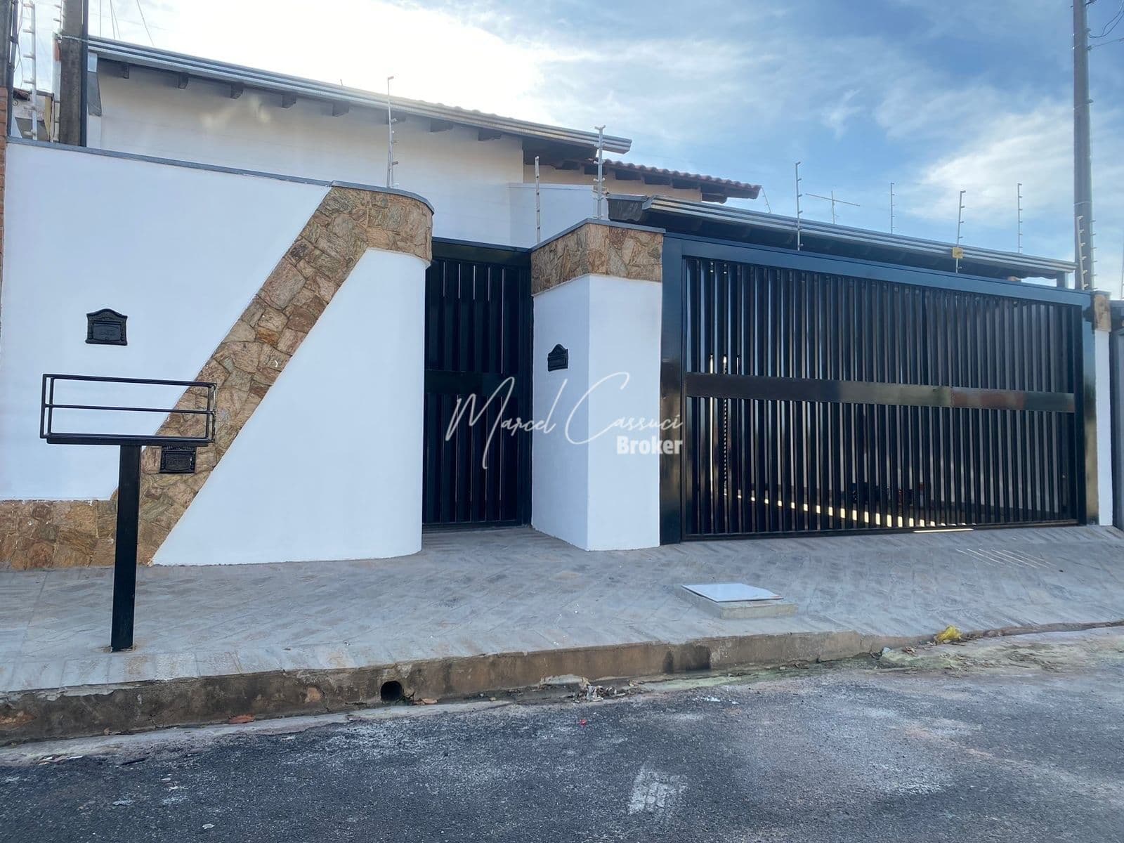 Linda casa à venda com 3 quartos, sendo 1 suíte em bairro aberto com ótima localização