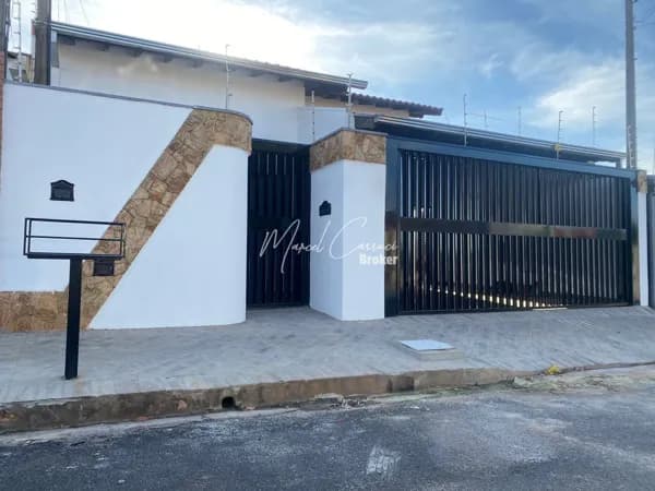 Linda casa à venda com 3 quartos, sendo 1 suíte em bairro aberto com ótima localização