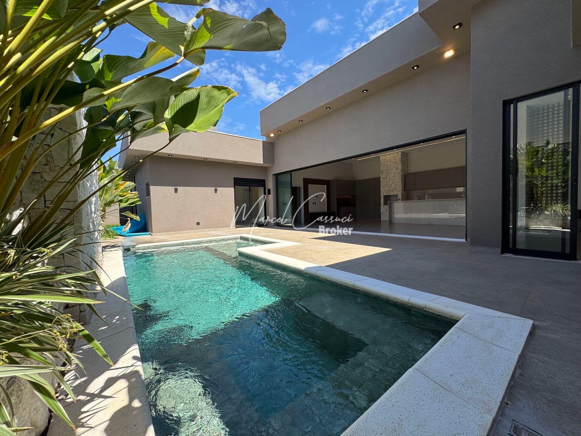 Belíssima casa à venda com 4 suítes, sendo 1 suíte máster com closet, área Gourmet, piscina extensa com cascata e 274,81m²