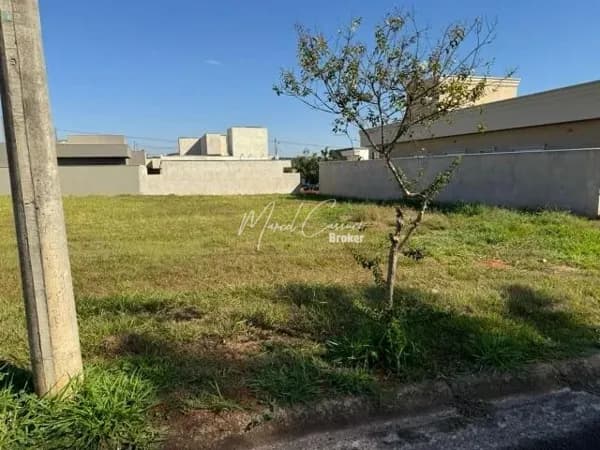 Excelente terreno à venda em condomínio, ótima localização, próximo a área de lazer