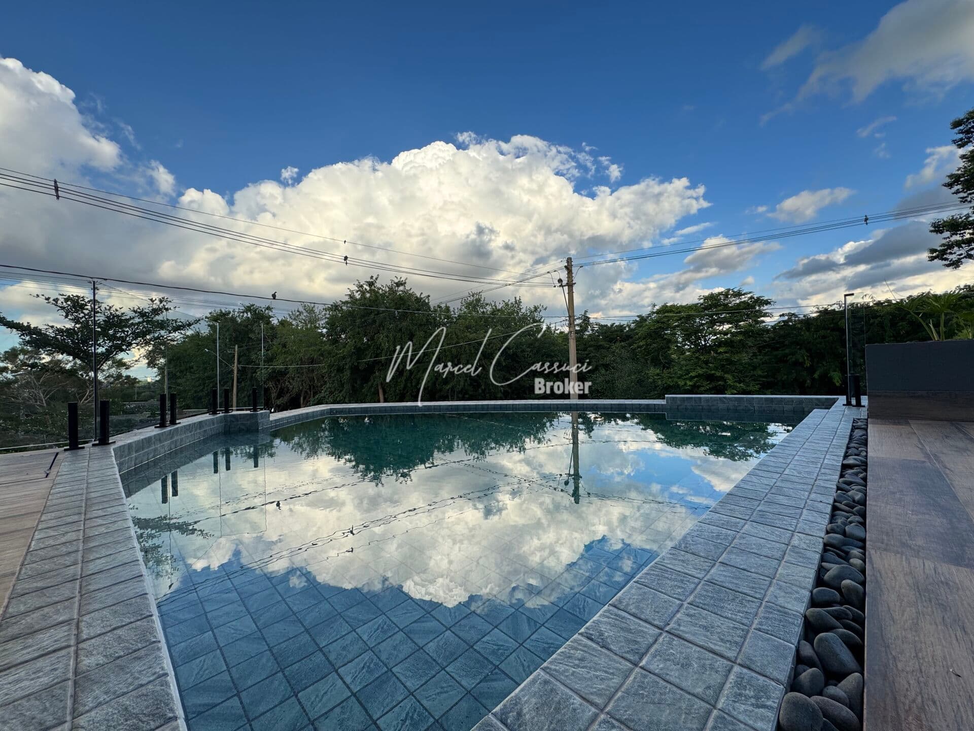 Belíssima casa à venda, com 5 suítes, área Gourmet, piscina com borda infinita e com 470m²